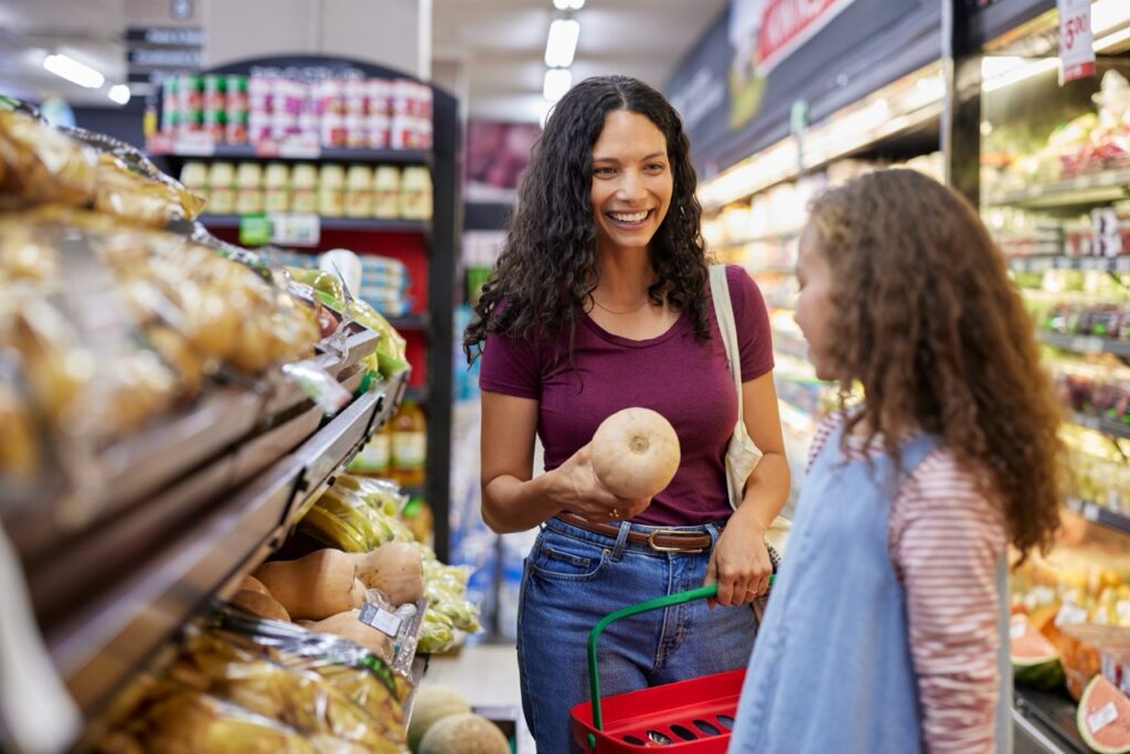 cashier using a Spanish-language POS interface at a Latin grocery store checkout counter